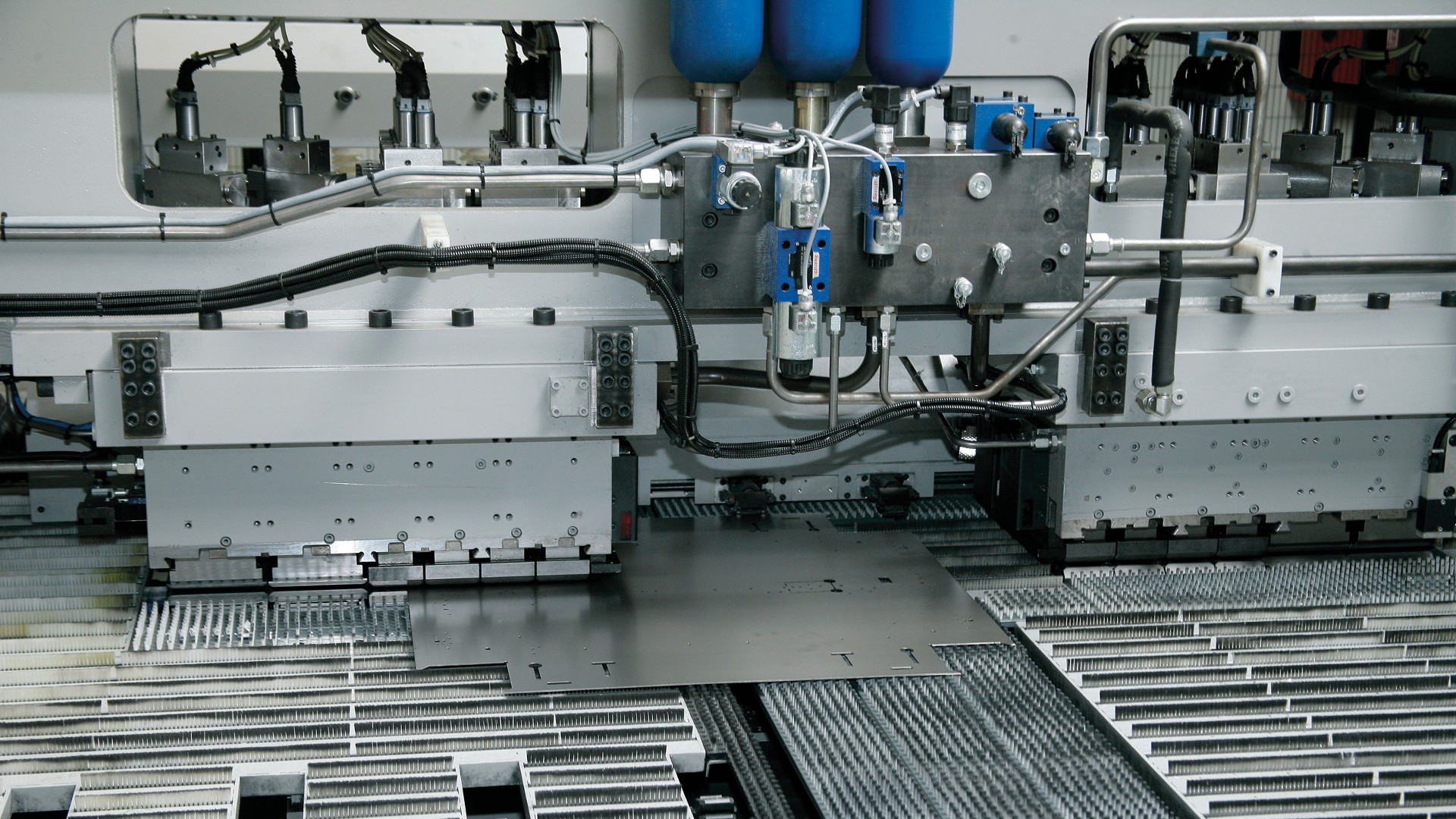 The sheet metal industry is a mature and competitive business. Ensuring efficiency and making use of every resource is important to stay competitive. This article highlights automation options in sheet metal processing.