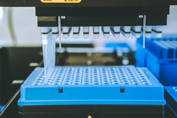 Liquid handling robot pipetting laboratory samples